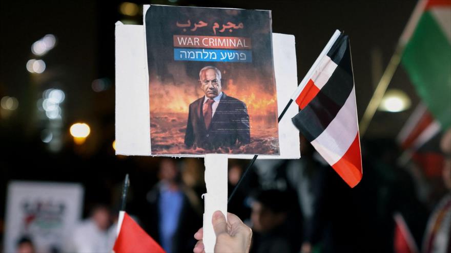 Una persona sostiene un cartel de Netanyahu en una protesta en Kuwait contra crímenes del régimen israelí en Gaza, 14 de enero de 2024. (Foto: AFP)