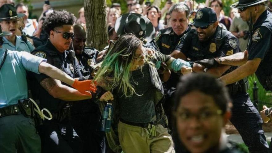 La Policía de EE.UU. arresta a una manifestante durante una protesta contra la guerra en Gaza en la Universidad de Emory en Atlanta, Georgia, 26 de abril de 2024.
