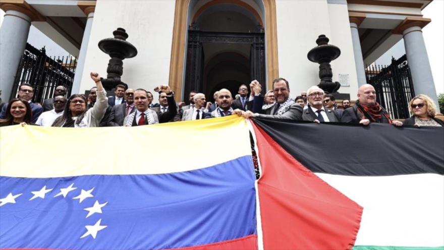 El canciller venezolano en la ceremonia de 15 años de relaciones diplomáticas con Palestina, Caracas, 26 de abril de 2024. 