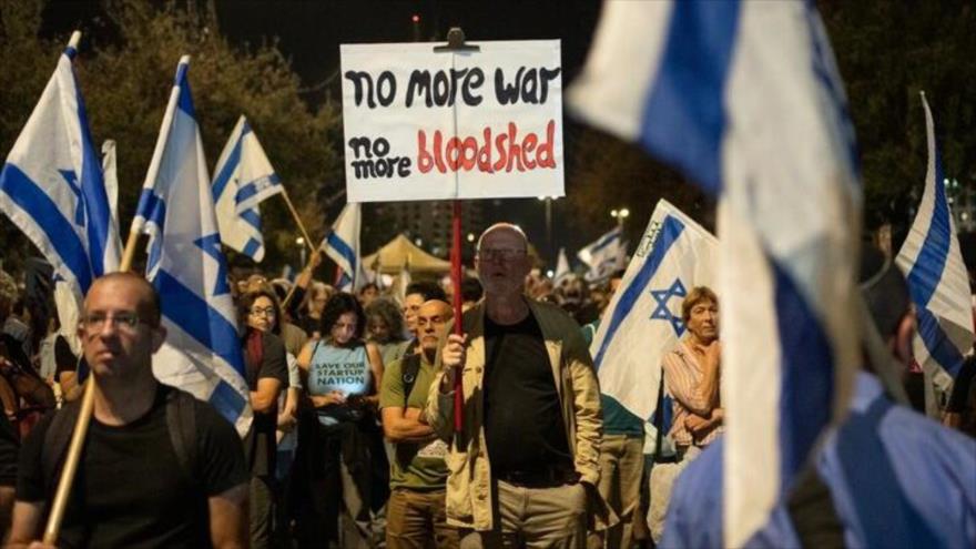 Manifestantes advierten a Netanyahu que debe elegir entre presos o guerra