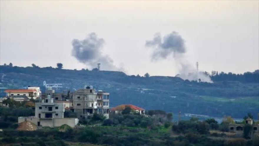 El humo se eleva sobre los sirios militares israelíes tras un ataque de Hezbolá en la frontera con el Líbano, 5 de enero de 2024. (Foto: AFP)
