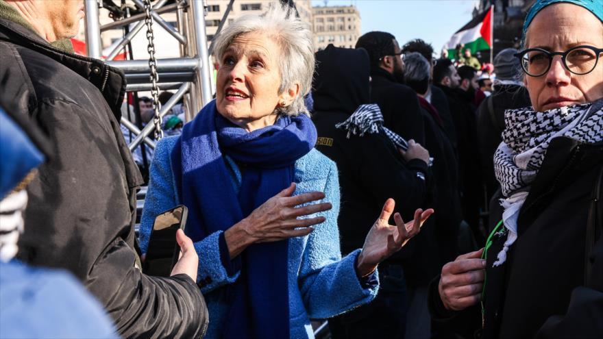 Jill Stein, candidata presidencial del Partido Verde para 2024 (centro) mientras conversa con manifestantes durante la marcha en Washington por Gaza, 13 de enero de 2024. 