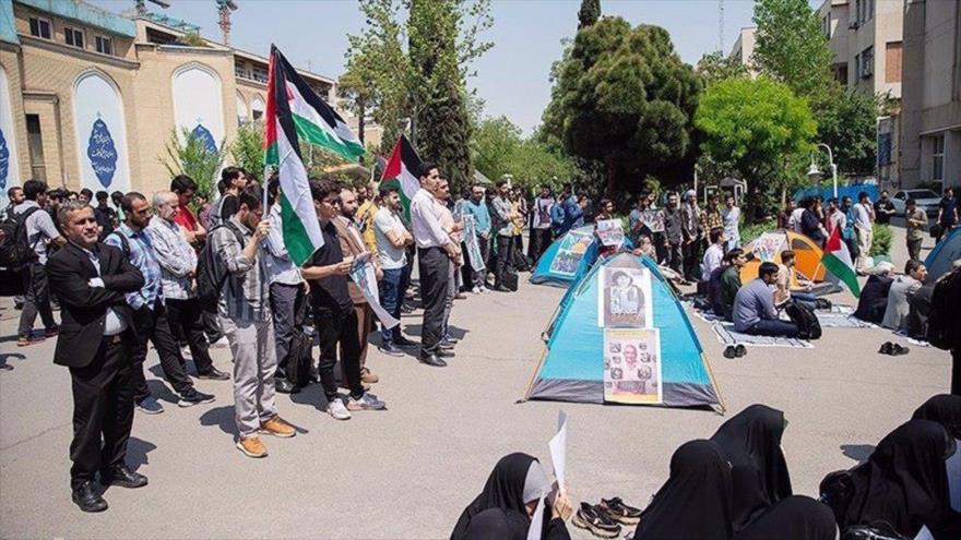Estudiantes de la Universidad Tecnológica de Amirkabir en Teherán, la capital iraní, en una manifestación pro Palestina, 28 de abril de 2024 (Foto: Tasnim).