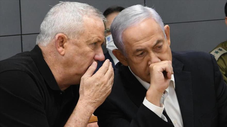 El ministro de gabinete de guerra de Israel, Benny Gantz, (izq.) y el primer ministro israelí, Benjamín Netanyahu.