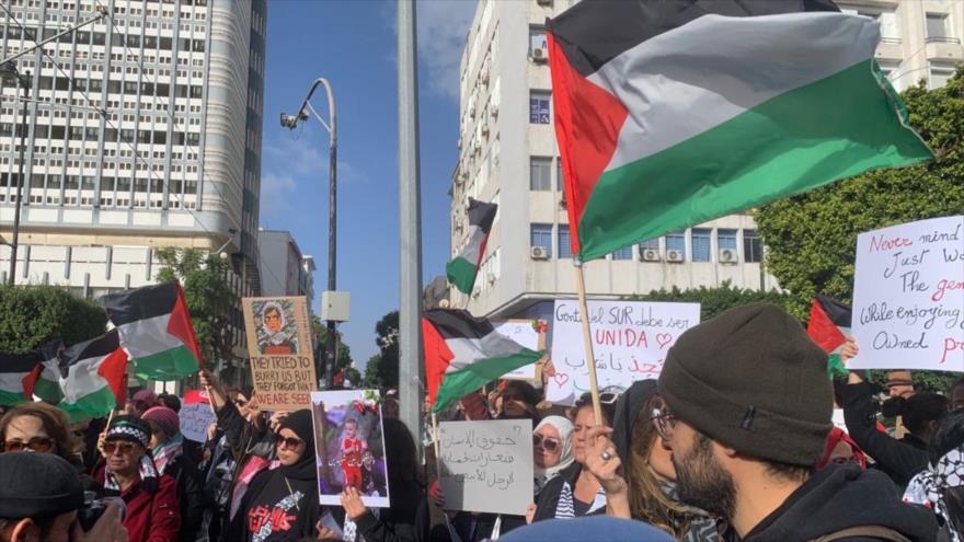 La gente ondea la bandera palestina durante una protesta en solidaridad con Gaza en Túnez, la capital.