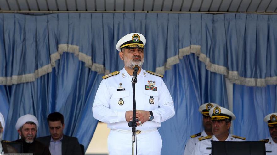 El comandante de la Armada del Ejército iraní, el contralmirante Shahram Iraní, habla durante una ceremonia. (Foto: IRNA)
