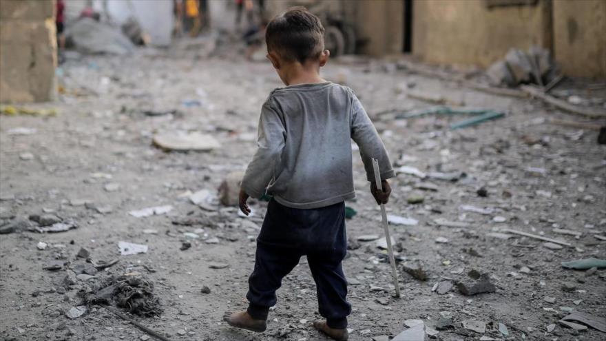 Un niño palestino entre los escombros de los edificios destruidos por los ataques aéreos israelíes en Gaza. (Foto: Anadolu)