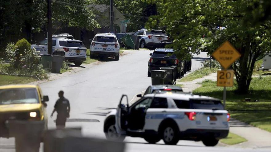 Policías en la zona donde varios agentes han muerto y herido de bala, en Charlotte, Carolina del Norte, 29 de abril de 2024. (Foto: AP)
