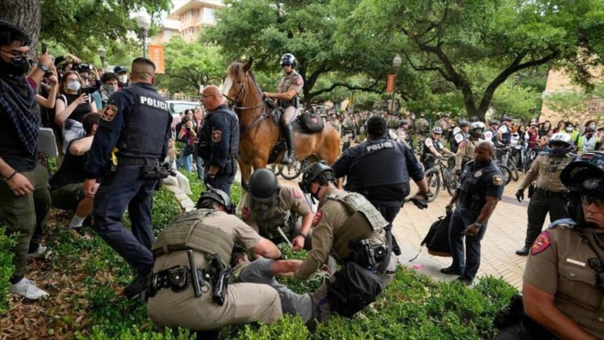 La policía arresta a un hombre en una protesta propalestina en la Universidad de Texas, EE.UU., 24 de abril de 2024. (Foto: Reuters)