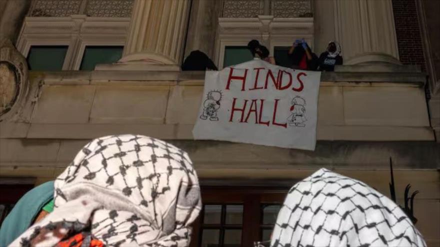 Estudiantes de la Universidad de Columbia renombran el emblemático edificio Hamilton Hall como ‘Hinds Hall’ en honor a una de las niñas asesinadas en ataques israelíes en Gaza.