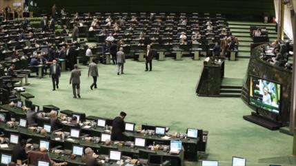 Parlamento de Irán condena represión contra estudiantes en EEUU