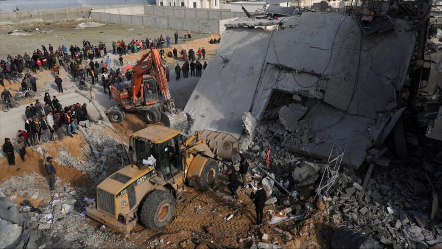 Palestinos inspeccionan una casa golpeada por un ataque israelí, en Rafah, en el sur de la Franja de Gaza, 16 de febrero de 2024. (Foto: Reuters)