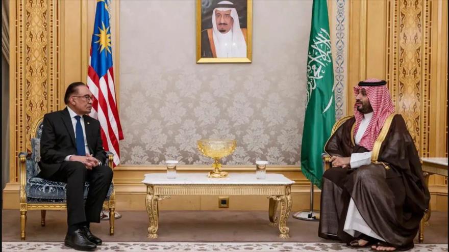 El primer ministro de Malasia, Anwar Ibrahim, en una reunión con el príncipe heredero de Arabia Saudí, Muhamad bin Salman, Riad, 30 de abril de 2024.