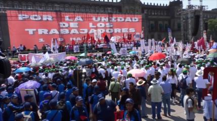 Mexicanos marchan para conmemorar Día de Trabajador y reclaman demandas