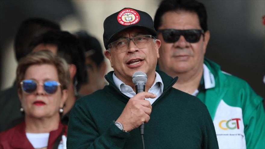 El presidente de Colombia, Gustavo Petro, habla en la marcha del Día Internacional de Trabajador en Bogotá, la capital, 1 de mayo de 2024.
