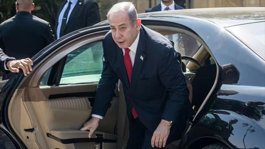 El primer ministro de Israel, Benjamín Netanyahu, saliendo del auto. (Foto: Getty Images)