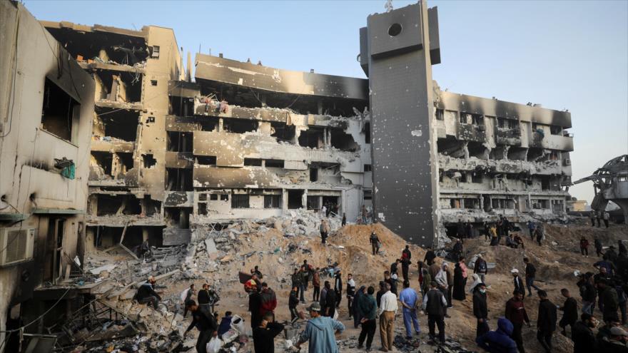 Palestinos observan los daños en el Hospital Al-Shifa después de la retirada de las fuerzas israelíes, 1 de abril de 2024. (Foto: Reuters)