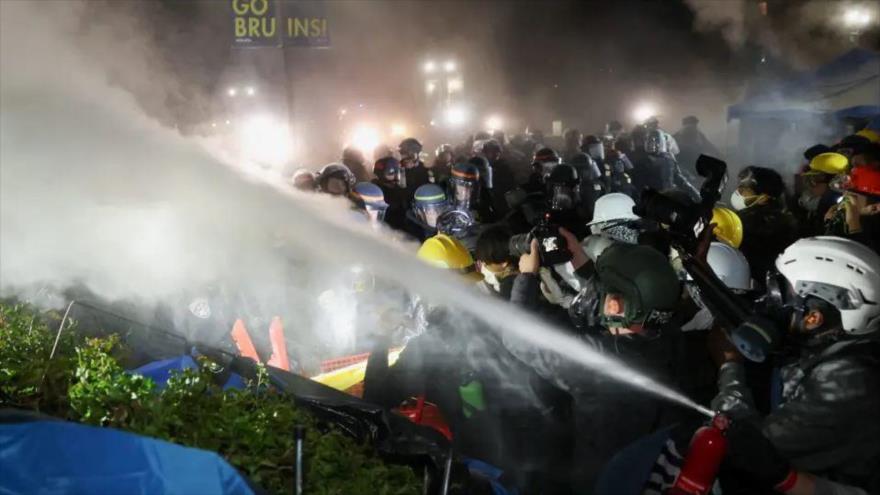 Policía de EEUU detiene más de 2000 manifestantes en campus de EEUU | HISPANTV