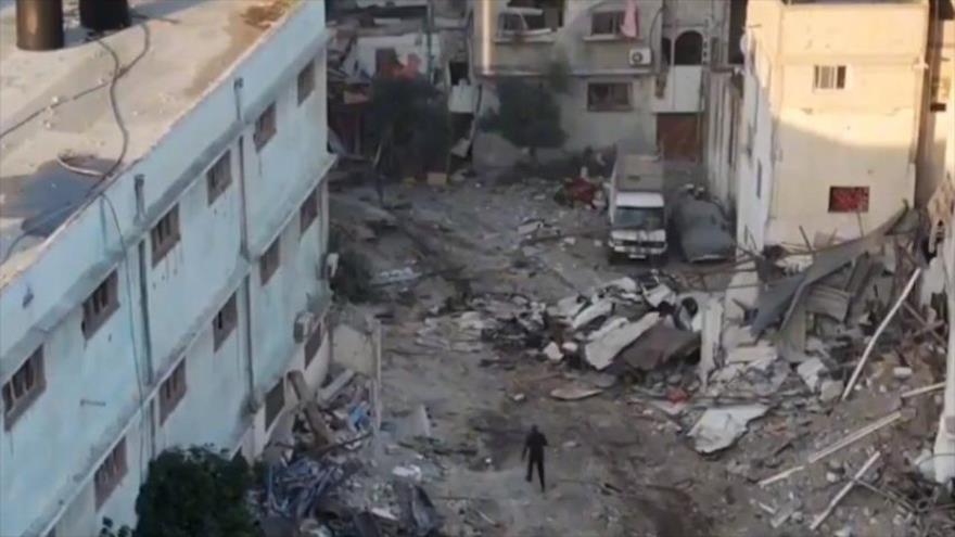 Un hombre palestino, utilizado por los soldados israelíes como un escudo humano, camina las calles para entrarse en una escuela en el norte de Gaza.