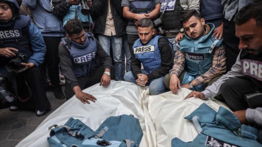 Un grupo de periodistas en la ceremonia fúnebre de dos colegas en la Franja de Gaza, 19 de noviembre de 2023. (Foto: Getty Images)