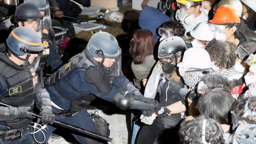 Policía realiza un arresto mientras se enfrenta a estudiantes propalestinos en el campus de la Universidad de California, 2 de mayo de 2024.