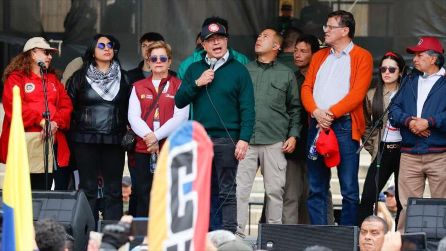 El presidente de Colombia, Gustavo Petro, habla en la marcha del Día Internacional de Trabajador en Bogotá, la capital, 1 de mayo de 2024. (Foto: AFP)
