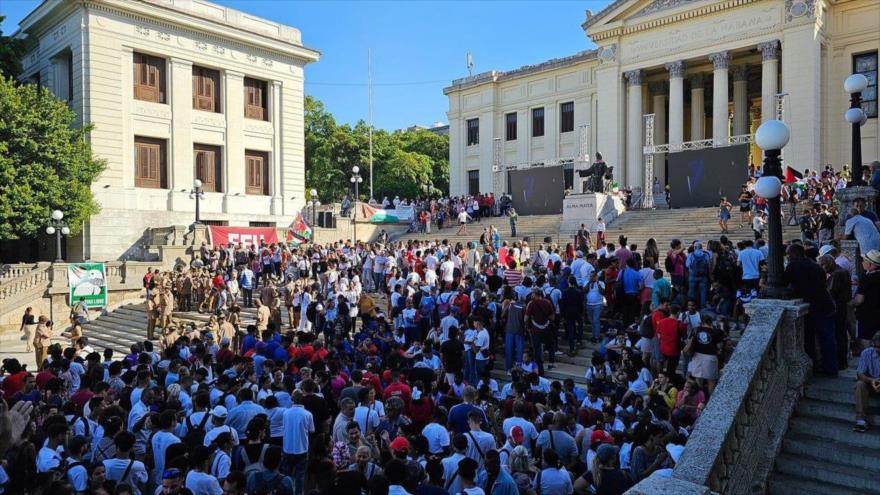 Estudiantes de la Universidad de la Habana, Cuba realizaron una manifestación de protesta contra los crímenes del régimen sionista y en apoyo a estudiantes de EE.UU. 4 de mayo de 2024.
