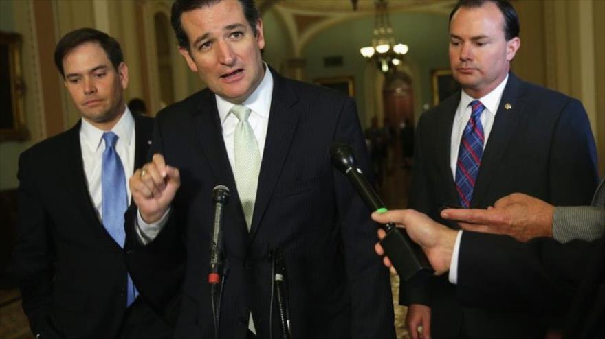 Senador estadounidenses Ted Cruz (C), Mike Lee (Dcha.) y Marco Rubio (Izda.) hablan en una rueda de prensa, 27 de septiembre de 2013.
