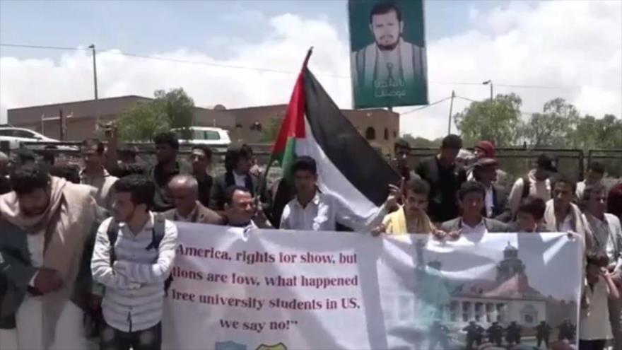 Estudiantes y académicos de la Universidad de Saná defienden las protestas de sus pares estadounidenses contra Israel, 3 de mayo de 2024.