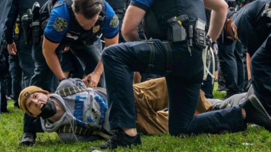 Un estudiante es arrestado durante una manifestación propalestina en la Universidad de Texas en Austin, EE.UU.
