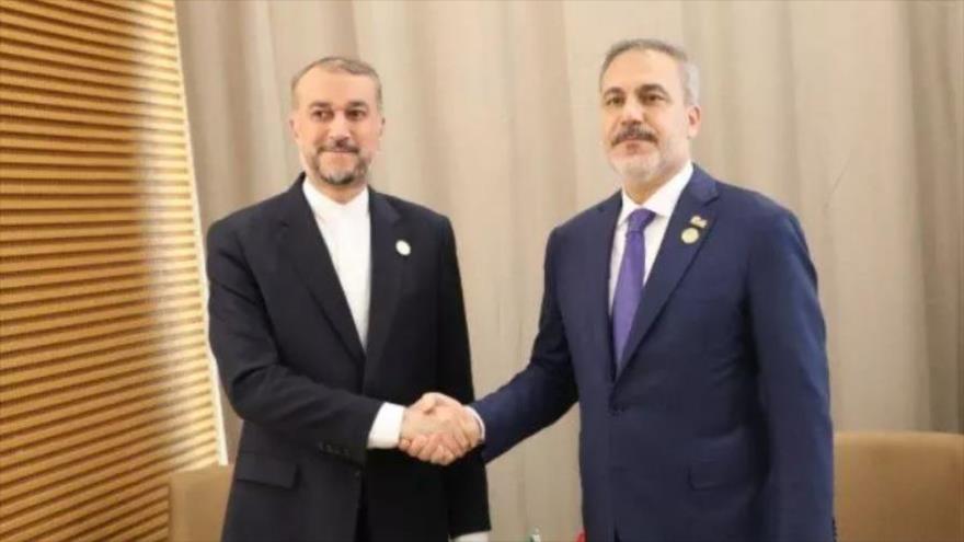 El canciller iraní, Hosein Amir Abdolahian, (izda) y su par turco, Hakan Fidan, en la Cumbre de Jefes de Estado y de Gobierno de OCI, 4 de mayo de 2024.