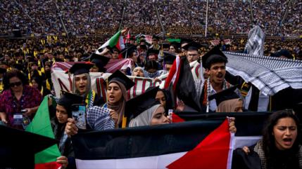 Banderas palestinas ondean en graduaciones de universidades de EEUU