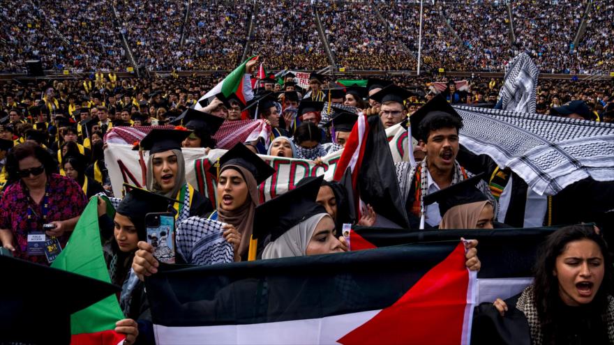 Banderas palestinas ondean en graduaciones de universidades de EEUU