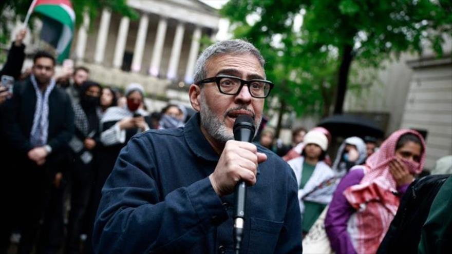 El cirujano británico-palestino Ghassan Abu Sita, habla durante una manifestación en apoyo al pueblo palestino en la entrada de la University College de Londres, 3 de mayo de 2024. (Foto: AFP)