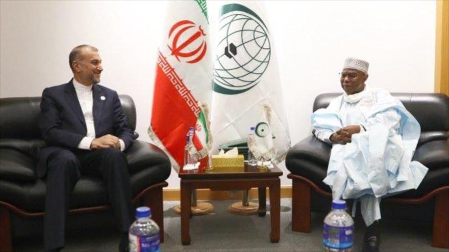 El canciller iraní, Hosein Amir Abdolahian (izda.), reunido con el secretario general de la OCI, Husein Ibrahim Taha, en Banjul, Gambia, 4 de mayo de 2024.