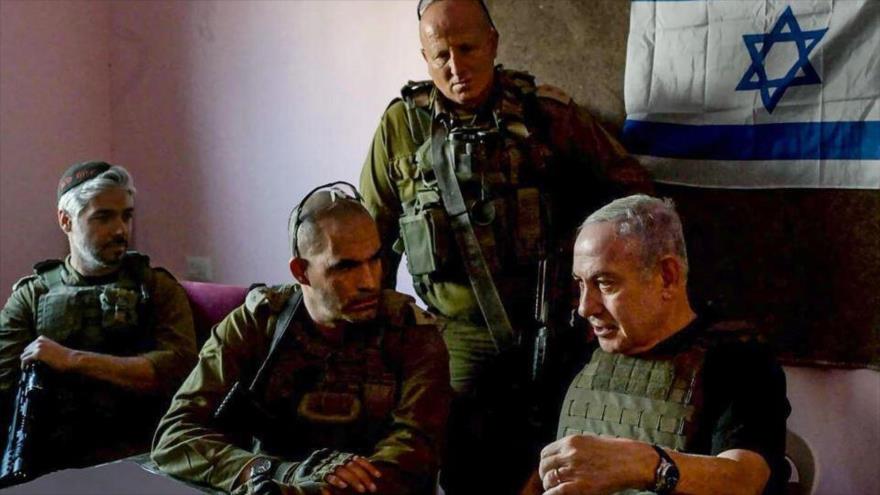 El premier israelí, Benjamín Netanyahu, (dcha.), se reúne con soldados en un lugar no revelado de la Franja de Gaza, 26 de noviembre de 2023.