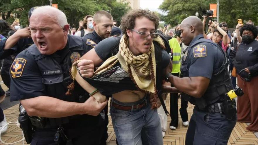 Agentes de policía arrestan a un hombre en una protesta propalestina en el campus de la Universidad de Texas, 24 de abril de 2024. (Foto: AP)