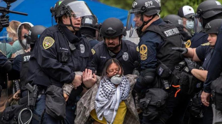 Las fuerzas de policía detienen a una manifestante propalestina en la Universidad de Columbia, EE.UU.