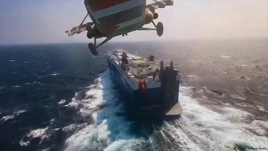 Fuerzas yemeníes durante una operación para apoderase del carguero Galaxy Leader con destino a Israel en el mar Rojo, 20 de noviembre de 2023.