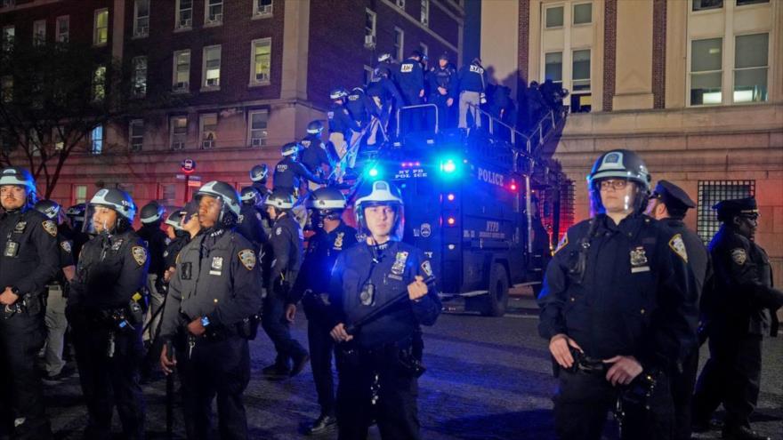 Policía utiliza un vehículo especial para ingresar al Hamilton Hall en el campus de la Universidad de Columbia, 30 de abril de 2024. (Foto: Reuters)