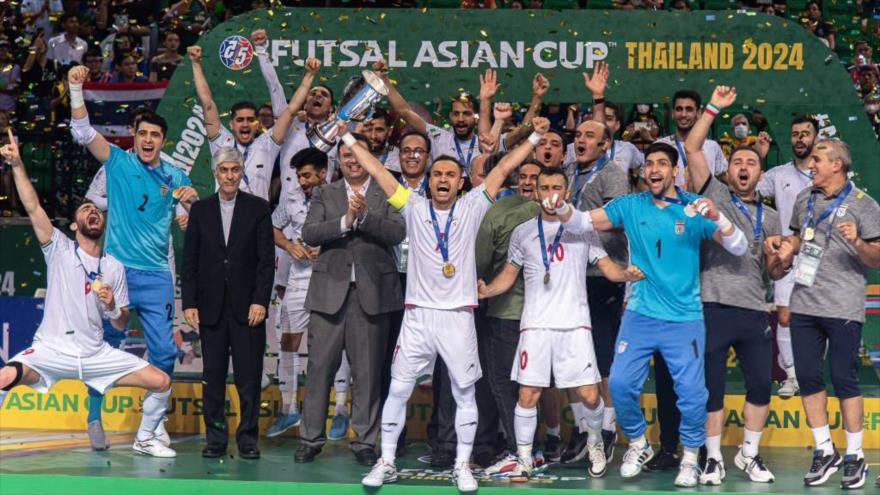 Los jugadores iraníes celebran su victoria sobre Tailandia durante el partido final de la Copa Asiática de Fútbol Sala AFC 2024, 28 de abril de 2024.