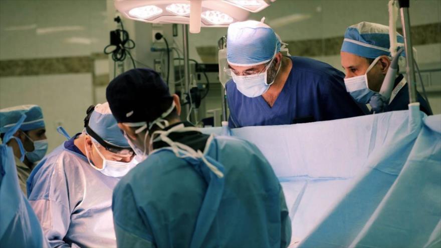 Médicos durante una cirugía.