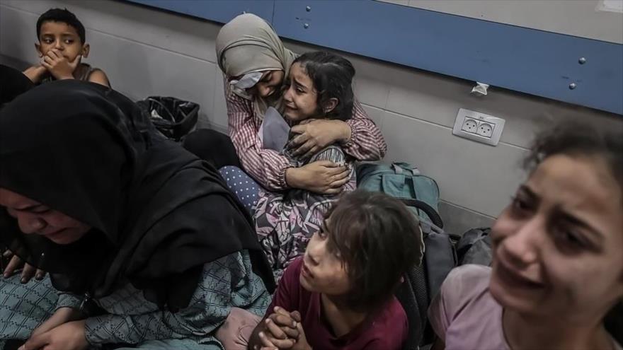 Mujeres y niños se refugian en Gaza ante los continuos ataques aéreos israelíes, 20 de octubre de 2023.