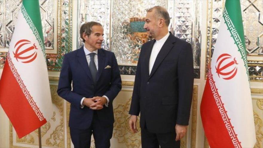 Jefe de AIEA, Rafael Grossi (izda.), recibido por canciller de Irán, Hosein Amir Abdolahian, en la Cancillería iraní en Teherán, 6 de mayo de 2024.