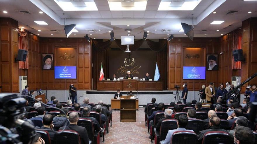 Una sesión del macrojuicio contra 104 miembros de la organización terrorista Muyahidín Jalq en Teherán, la capital de Irán.