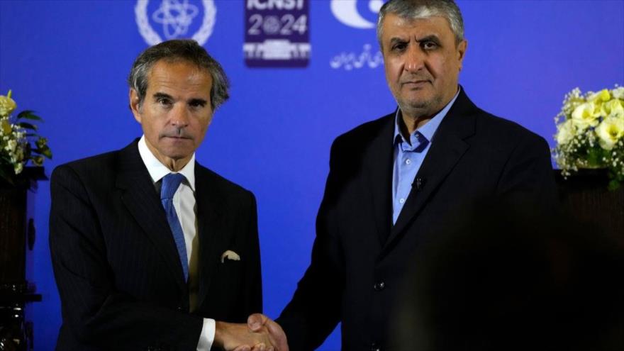 El jefe de la Organización de Energía Atómica de Irán, Mohamad Eslami (dcha.), y el jefe de la AIEA, Rafael Grossi, durante una conferencia de prensa en Isfahán, 7 de mayo de 2024. (Foto: AP)