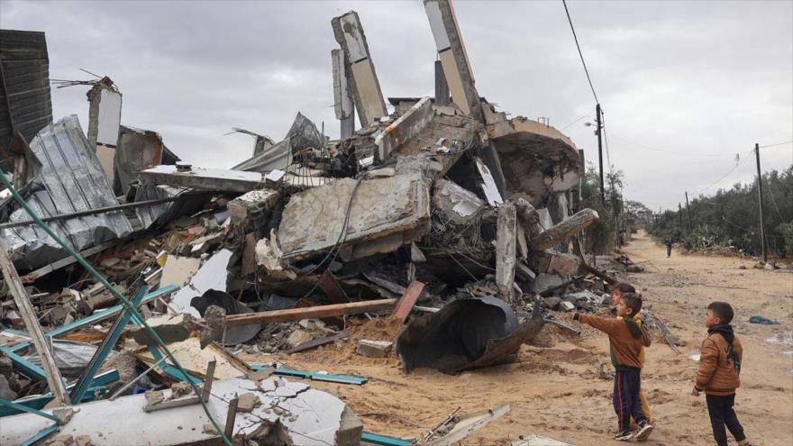 Palestinos inspeccionan la destrucción tras ataques israelíes nocturnos contra Rafah, en sur de Gaza, 6 de mayo de 2024. (Foto: AFP)