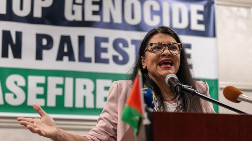 La congresista estadounidense Rashida Tlaib pronuncia un discurso en Dearborn, febrero de 2024. 