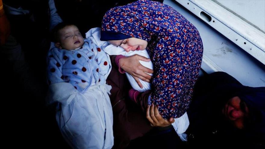 Madre de los gemelos palestinos Wesam y Naeem Abu Anza muertos en ataques israelíes, llora en su funeral, Rafah, 3 de marzo de 2024. (Foto: Reuters) 