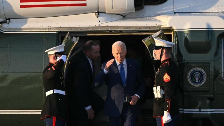 El presidente de EE.UU., Joe Biden, desciende del Marine One antes de partir del Aeropuerto Internacional O’Hare de Chicago, 8 de mayo de 2024.